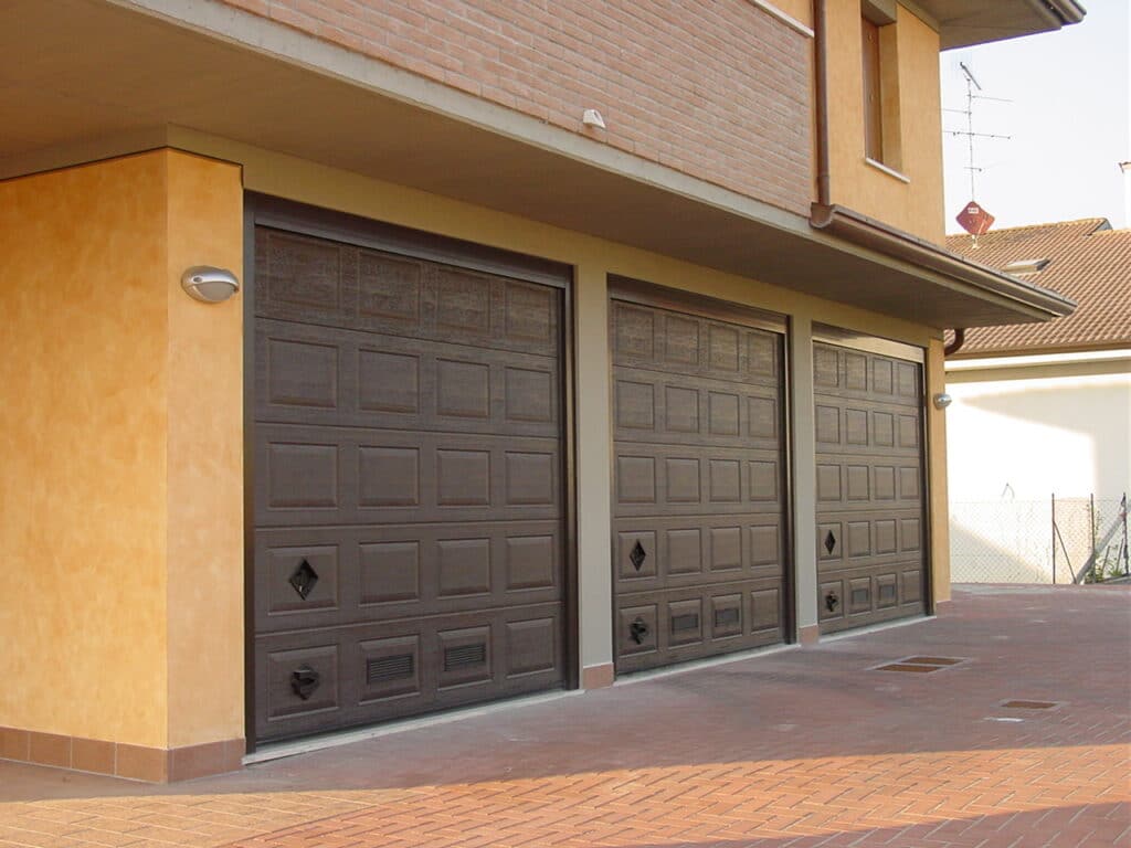 Perchè comprare un portone per garage nuovo invece di uno usato?