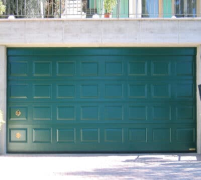 Athes: Il portone Sobrio ed elegante