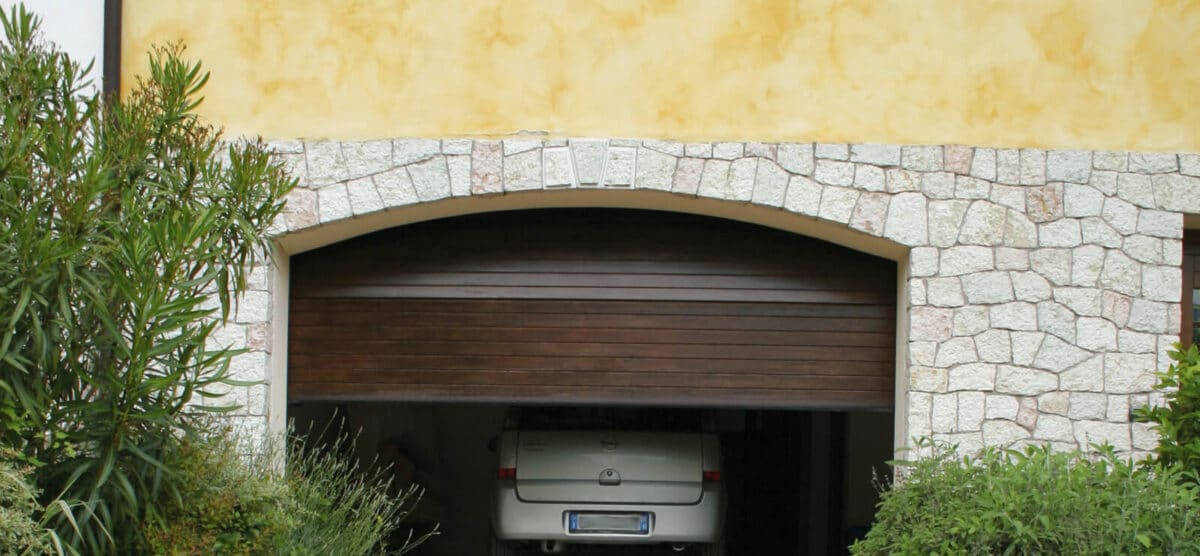 Gara: Il portone da garage multistrato sobrio ed elegante!