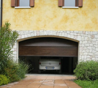 Gara: Il portone da garage multistrato sobrio ed elegante!