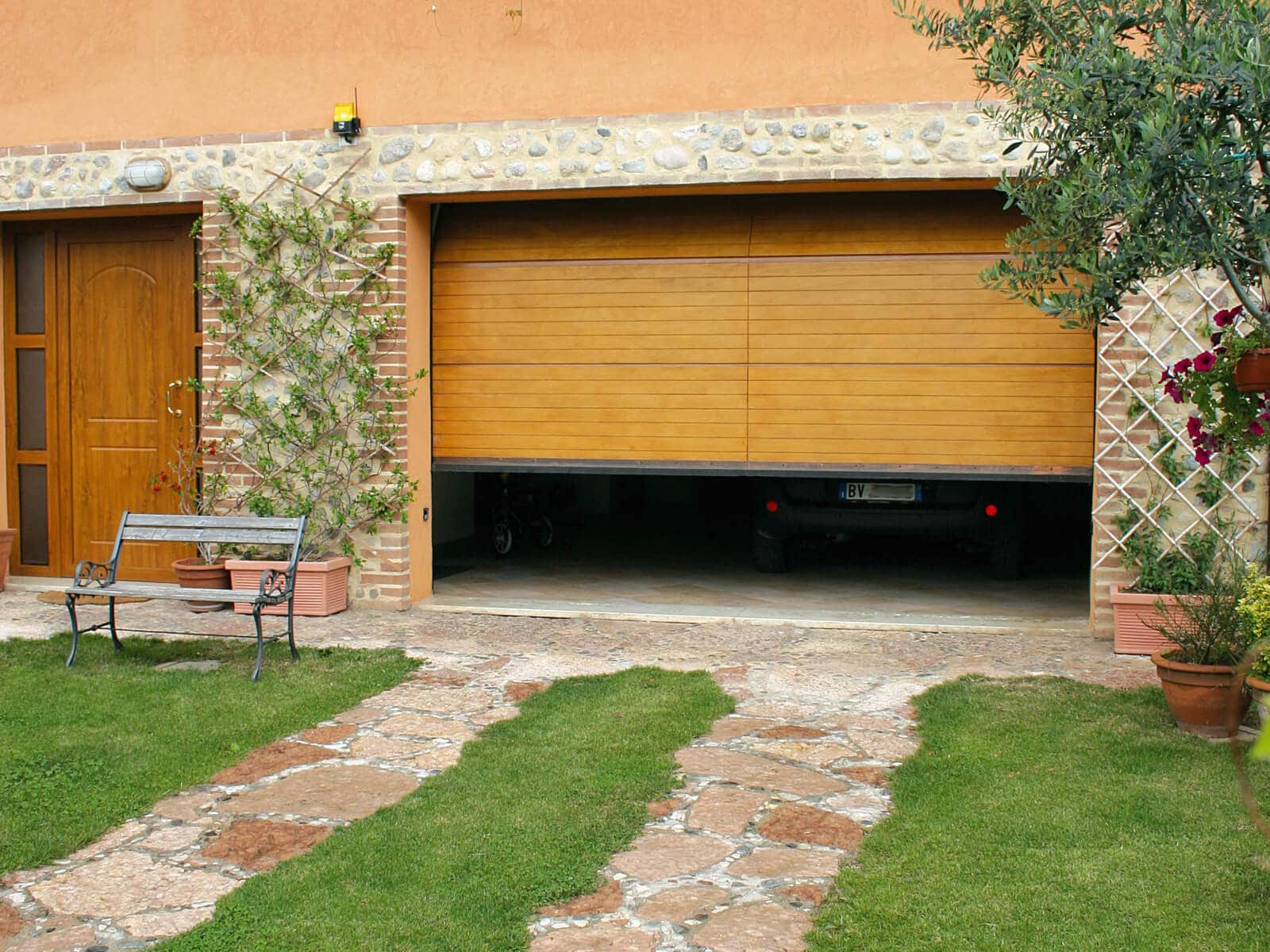 Omea Roma Gara: Il seducente portone in Okoumè – Porte per Garage | Portoni a ...