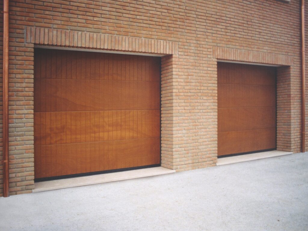 Polis: Il suggestivo portone in legno Okoumè che resiste a tutto!