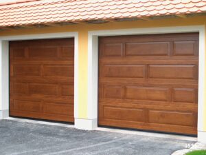 Portone-sezionale-in-legno-TOP-04-min Top: Il portone in legno raffinato e lavorato a specchio!