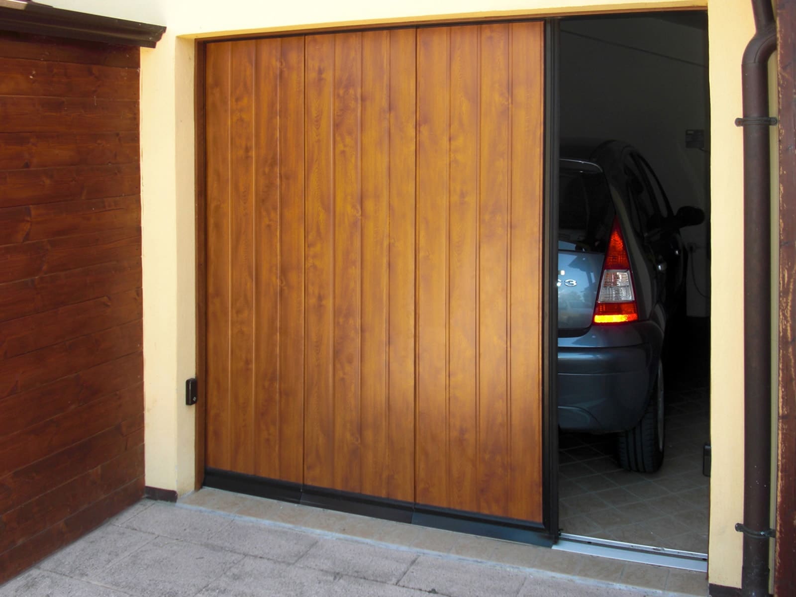 Omea Roma portone laterale – Porte per Garage | Portoni a Libro | Omega ...