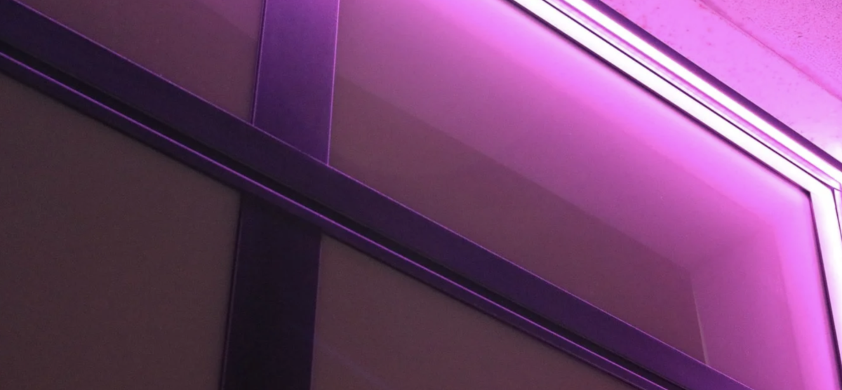 Una luce soffusa ed elegante illumina il tuo portone!