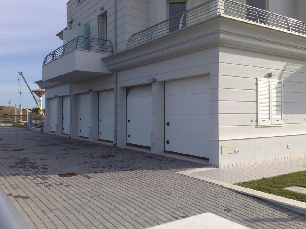 Orus: Il portone da garage in alluminio anti corrosione