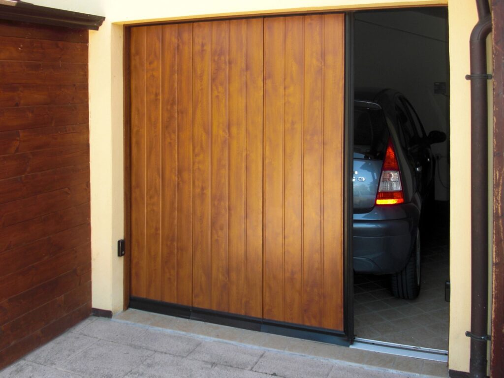 Portone-sezionale-laterale-PHENIX-Simil-legno-quercia-dorata-min